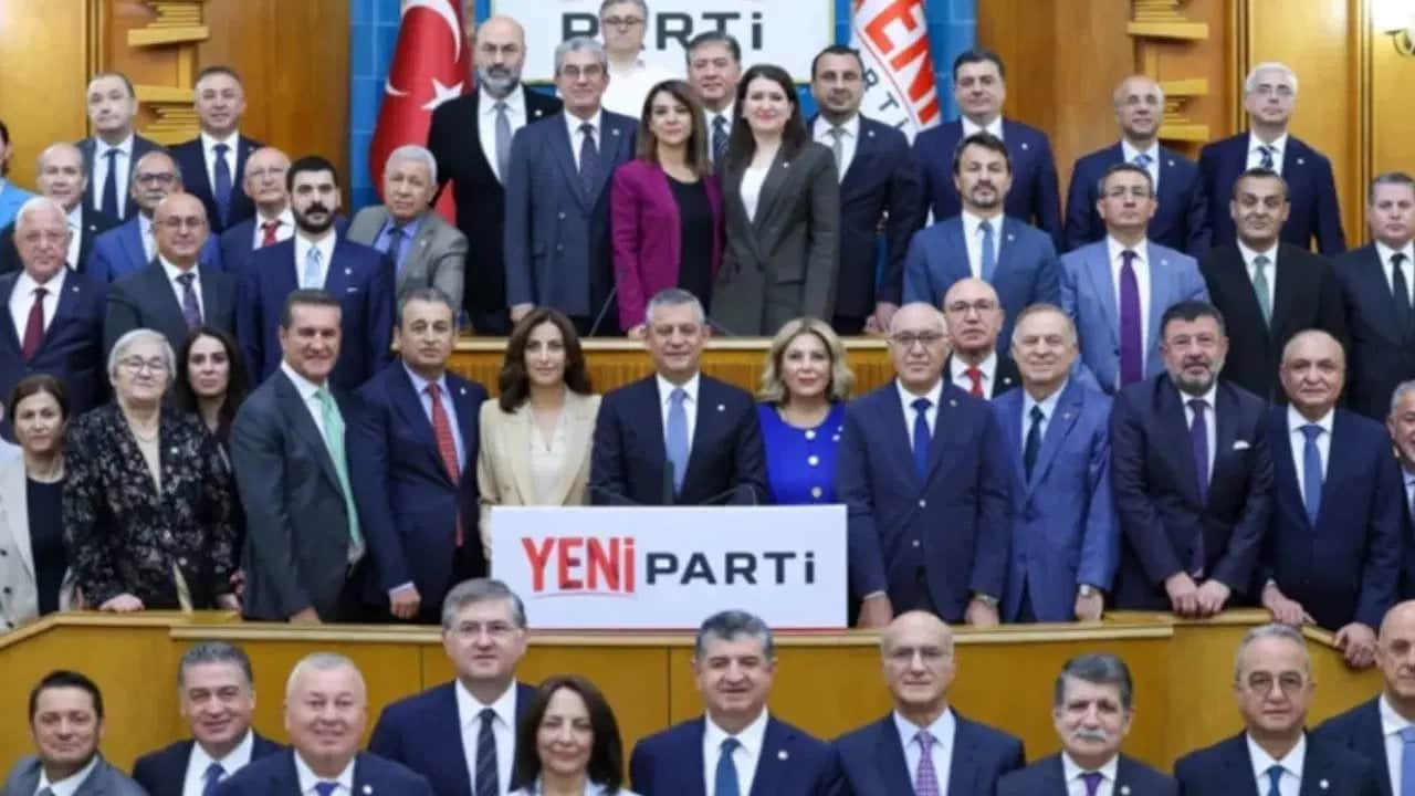 Foto - Yargıtay’dan flaş veto: Özgür Özel’in Yeni Parti’si tarihe mi karışıyor? İşte masadaki gizli isim