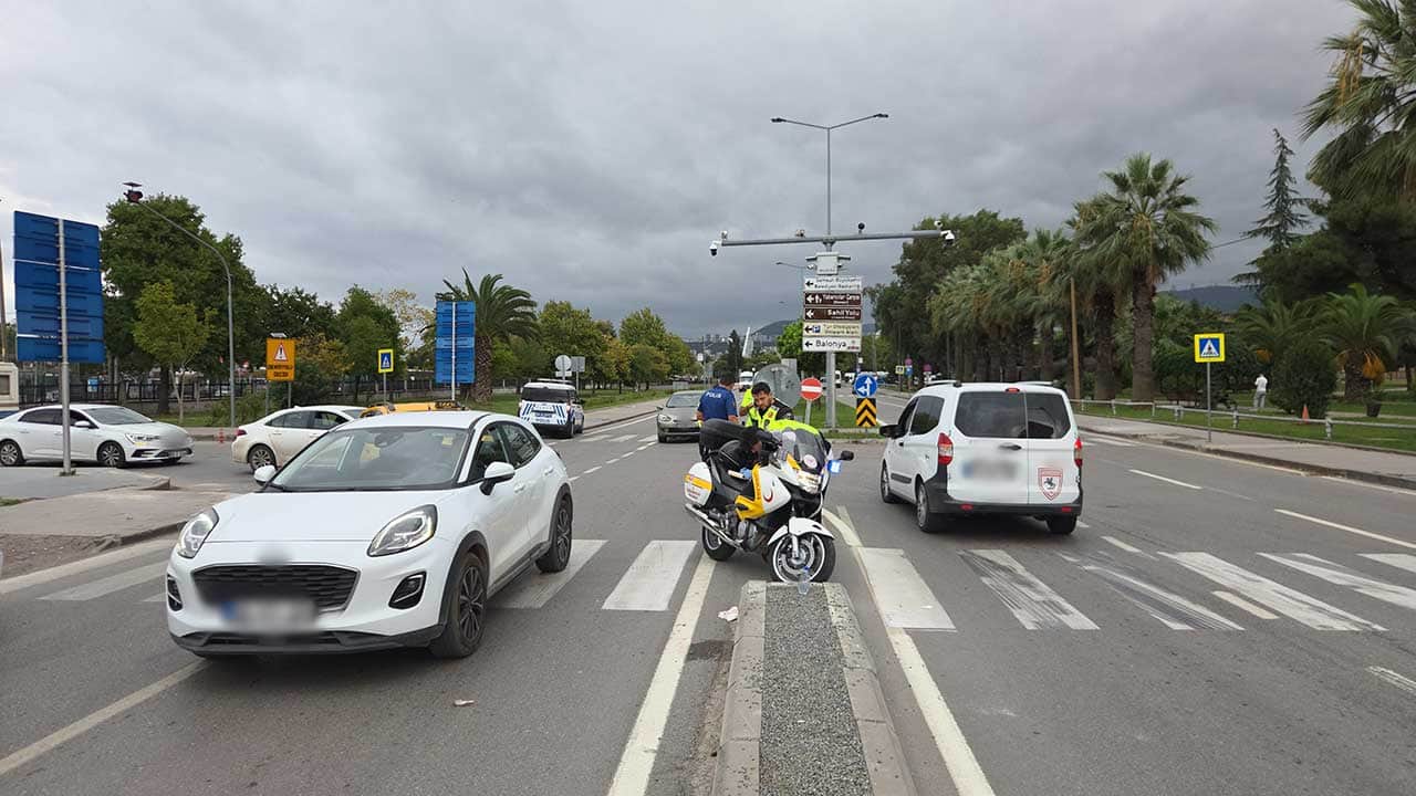 Foto - Yaya geçidindeki 6 yaşındaki çocuğa çarpan kasksız motosikletli kayıplara karıştı!