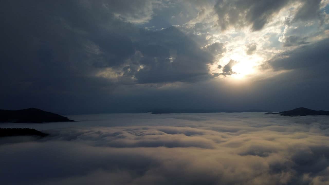 Foto - Yaylada kartpostallık görüntüler! Trabzon’da sis dağların arasına çöktü