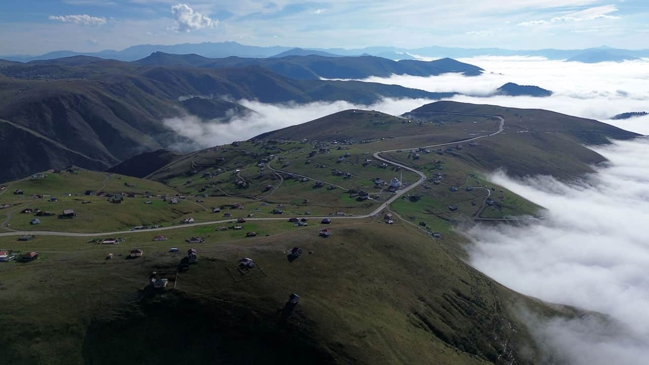 Foto - Yaylada kartpostallık görüntüler! Trabzon’da sis dağların arasına çöktü
