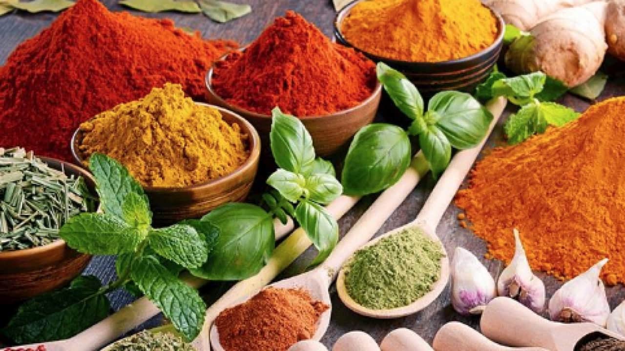 Yemeklere tuz yerine lezzet katacak 4 şifalı baharat: Yemeklerin aromasına derinlik katarken