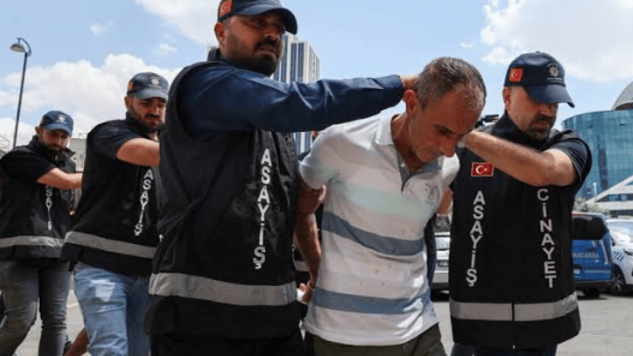 Foto - Yeni Parti’deki ilk ihraç oldu: Bıçaklı saldırgan kovuldu!