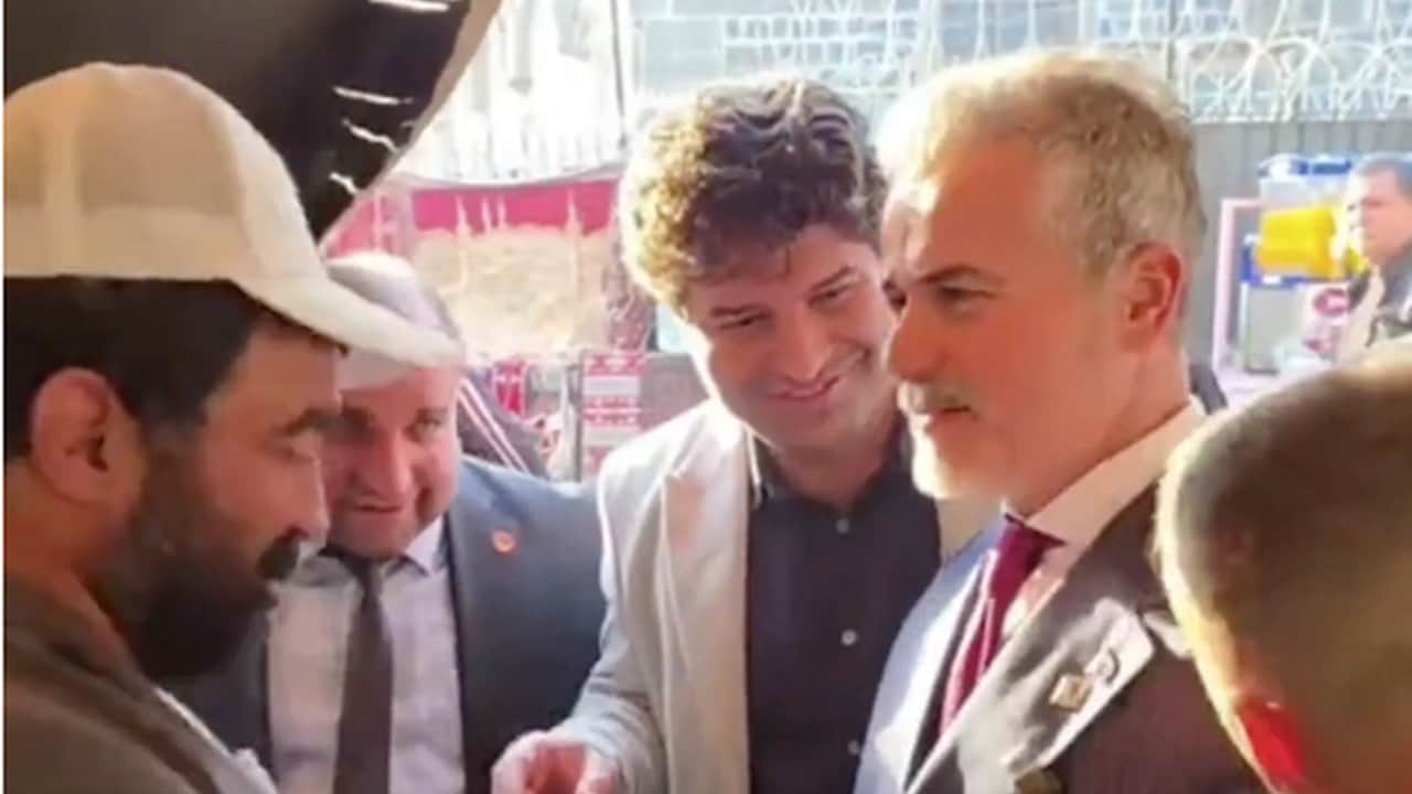 Foto - Yeniden Refah Partili isimden olay tepki! Yanına birden yaklaşınca korumasına patladı