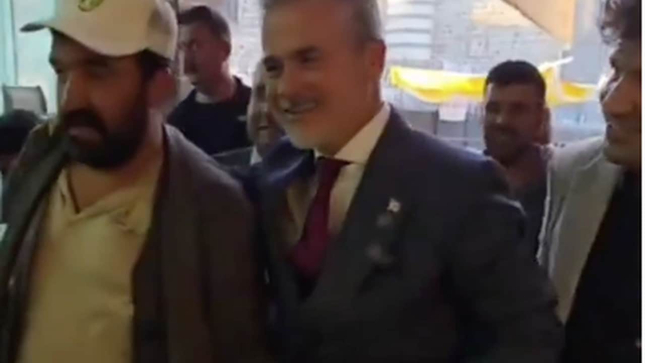 Foto - Yeniden Refah Partili isimden olay tepki! Yanına birden yaklaşınca korumasına patladı