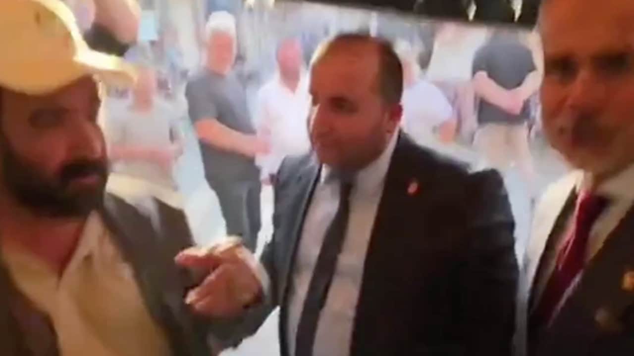 Foto - Yeniden Refah Partili isimden olay tepki! Yanına birden yaklaşınca korumasına patladı