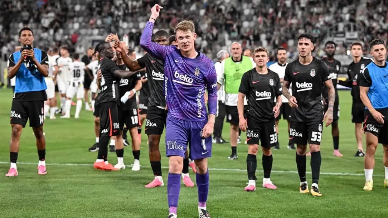 Foto - Yıldız futbolcu şaşırttı! 5 Milyon Euro maaşı var İETT’ye biniyor