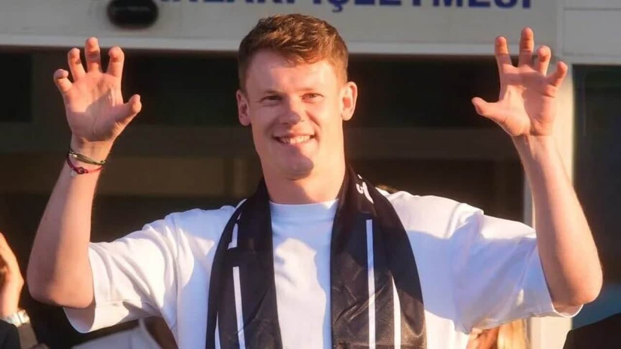 Foto - Yıldız futbolcu şaşırttı! 5 Milyon Euro maaşı var İETT’ye biniyor