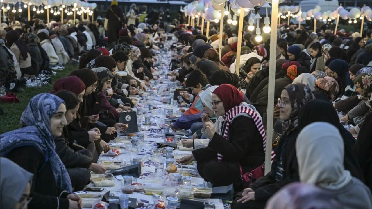 Foto - Yıldız Teknik Üniversitesi'nde binlerce öğrenci geleneksel iftarda buluştu 