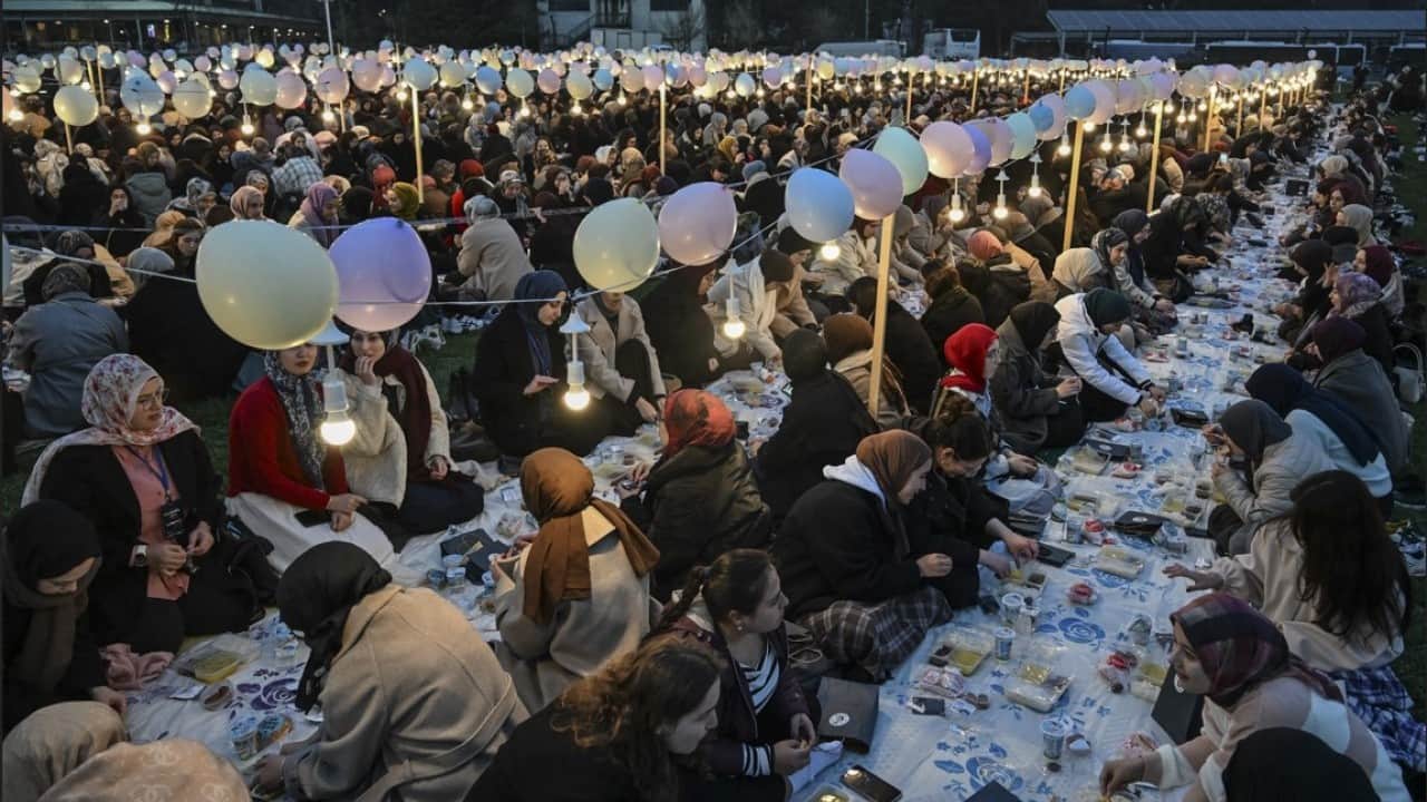 Yıldız Teknik Üniversitesi'nde binlerce öğrenci geleneksel iftarda buluştu 