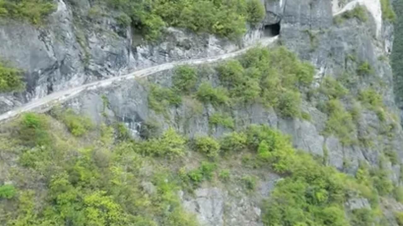Foto - Yok böyle bir yol: 2.255 metrede nefes kesen yolculuk! Tırmanan bir daha geri dönmek istemiyor: 