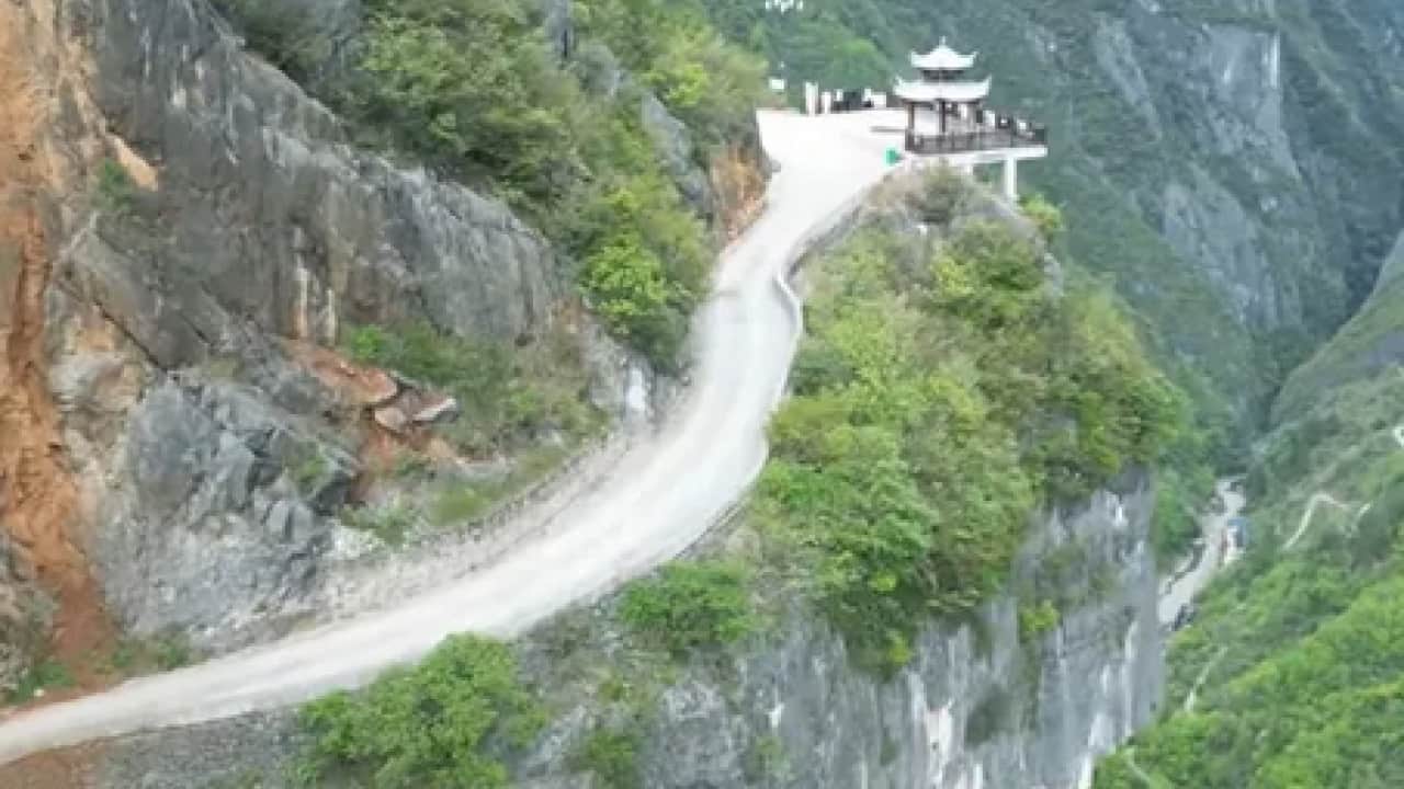 Foto - Yok böyle bir yol: 2.255 metrede nefes kesen yolculuk! Tırmanan bir daha geri dönmek istemiyor: 