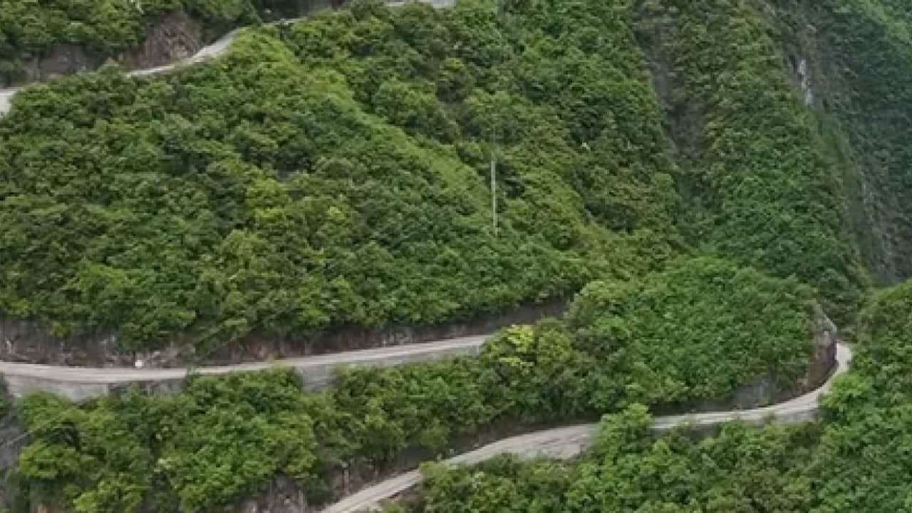 Foto - Yok böyle bir yol: 2.255 metrede nefes kesen yolculuk! Tırmanan bir daha geri dönmek istemiyor: 
