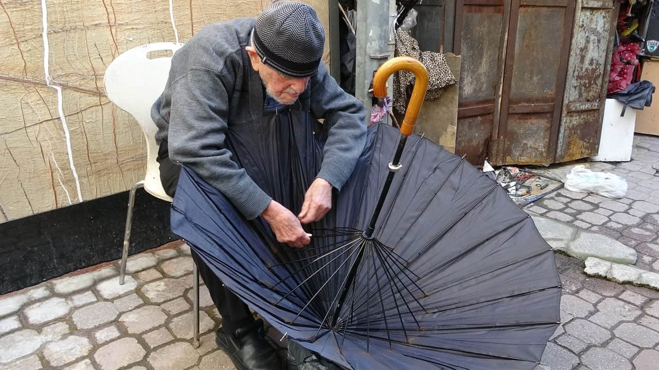 Yok olmaya yüz tutan mesleğin 70 yıllık erbabı! Samsun’un ‘Yıldız’ı şemsiyelere ikinci baharını yaşatıyor