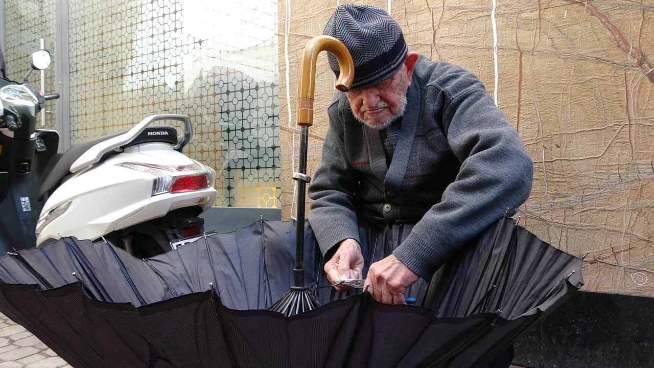 Foto - Yok olmaya yüz tutan mesleğin 70 yıllık erbabı! Samsun’un ‘Yıldız’ı şemsiyelere ikinci baharını yaşatıyor