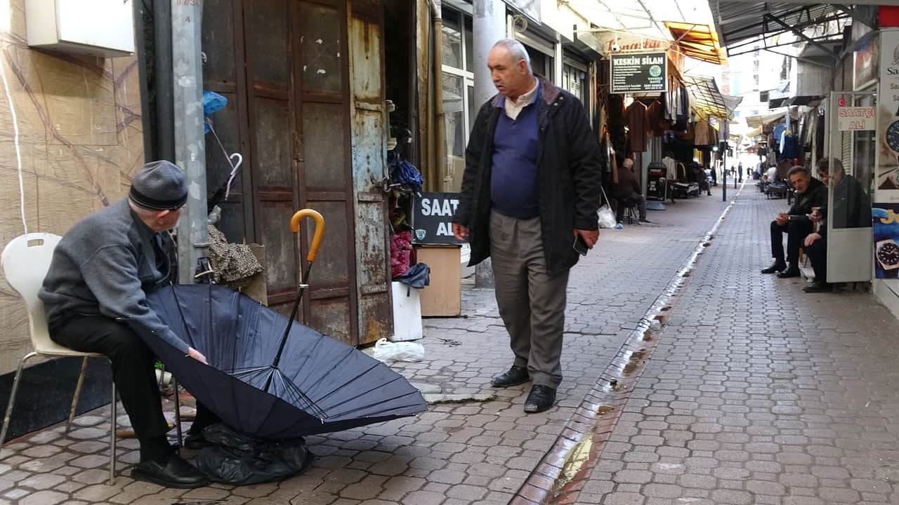 Foto - Yok olmaya yüz tutan mesleğin 70 yıllık erbabı! Samsun’un ‘Yıldız’ı şemsiyelere ikinci baharını yaşatıyor