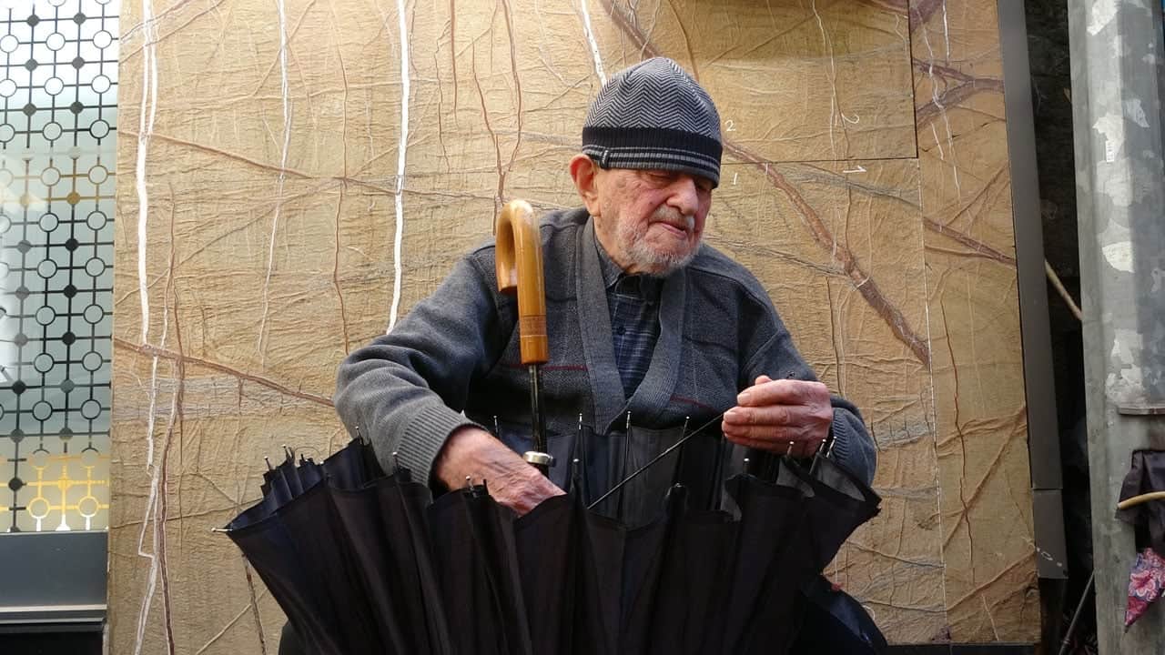 Foto - Yok olmaya yüz tutan mesleğin 70 yıllık erbabı! Samsun’un ‘Yıldız’ı şemsiyelere ikinci baharını yaşatıyor