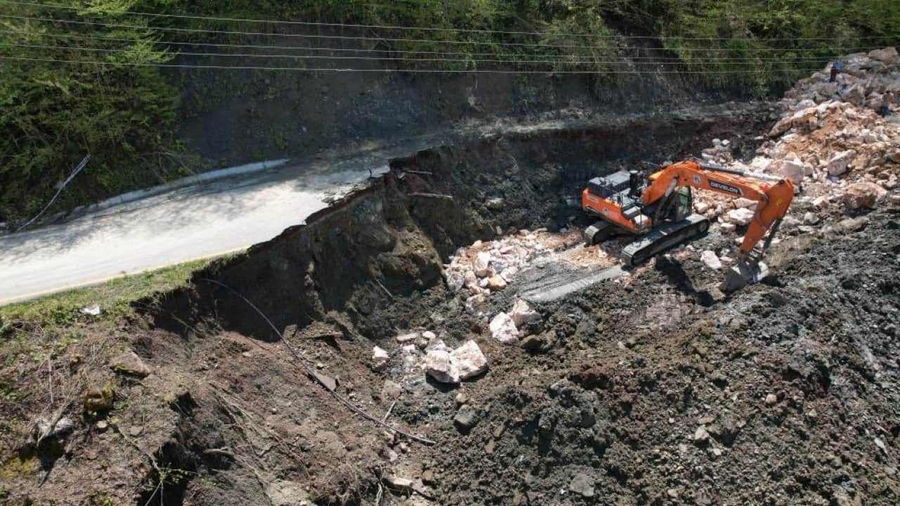 Foto - Yol çöktü 150 haneli köy mahsur kaldı