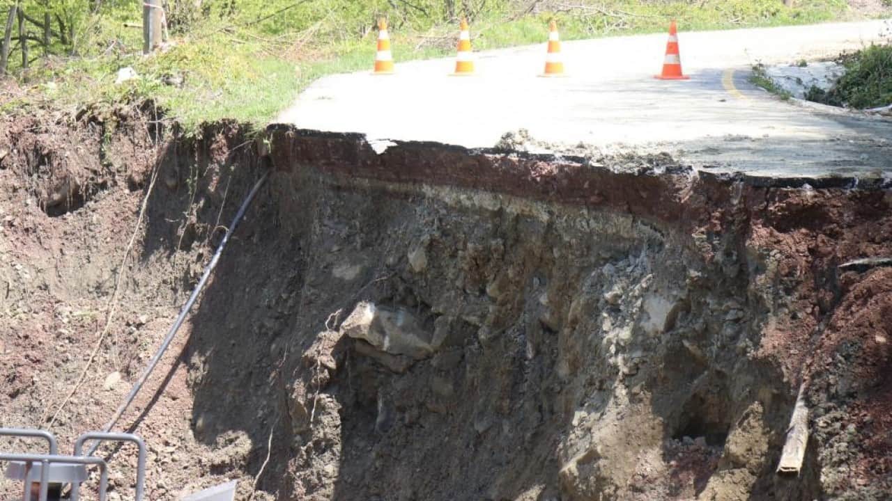 Foto - Yol çöktü 150 haneli köy mahsur kaldı