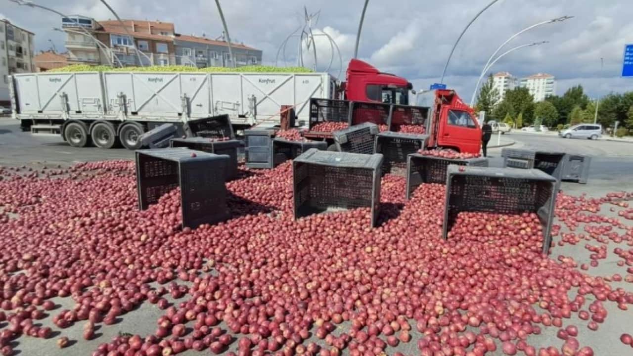 Foto - Yol elma tarlasına döndü! Halatın kopmasıyla ortalık karıştı