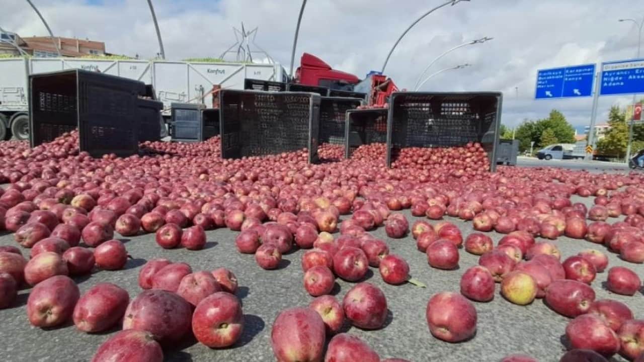 Foto - Yol elma tarlasına döndü! Halatın kopmasıyla ortalık karıştı