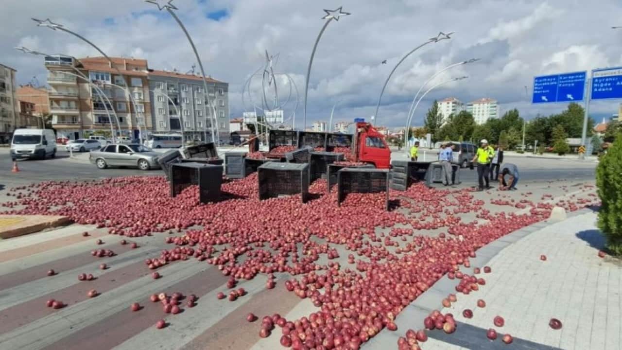 Yol elma tarlasına döndü! Halatın kopmasıyla ortalık karıştı