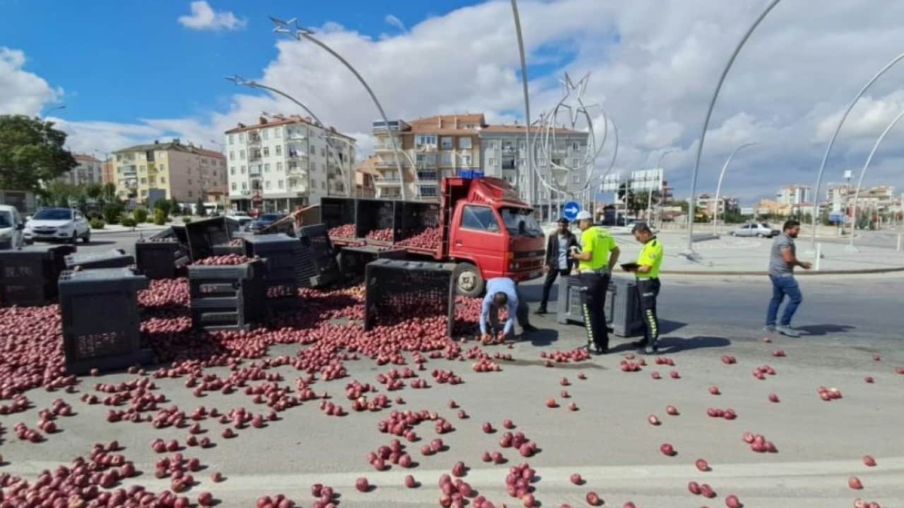 Foto - Yol elma tarlasına döndü! Halatın kopmasıyla ortalık karıştı