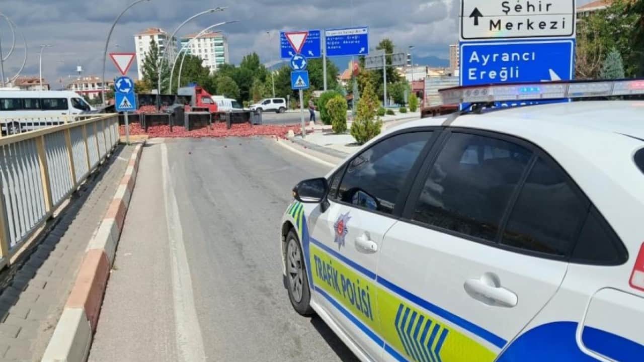 Foto - Yol elma tarlasına döndü! Halatın kopmasıyla ortalık karıştı