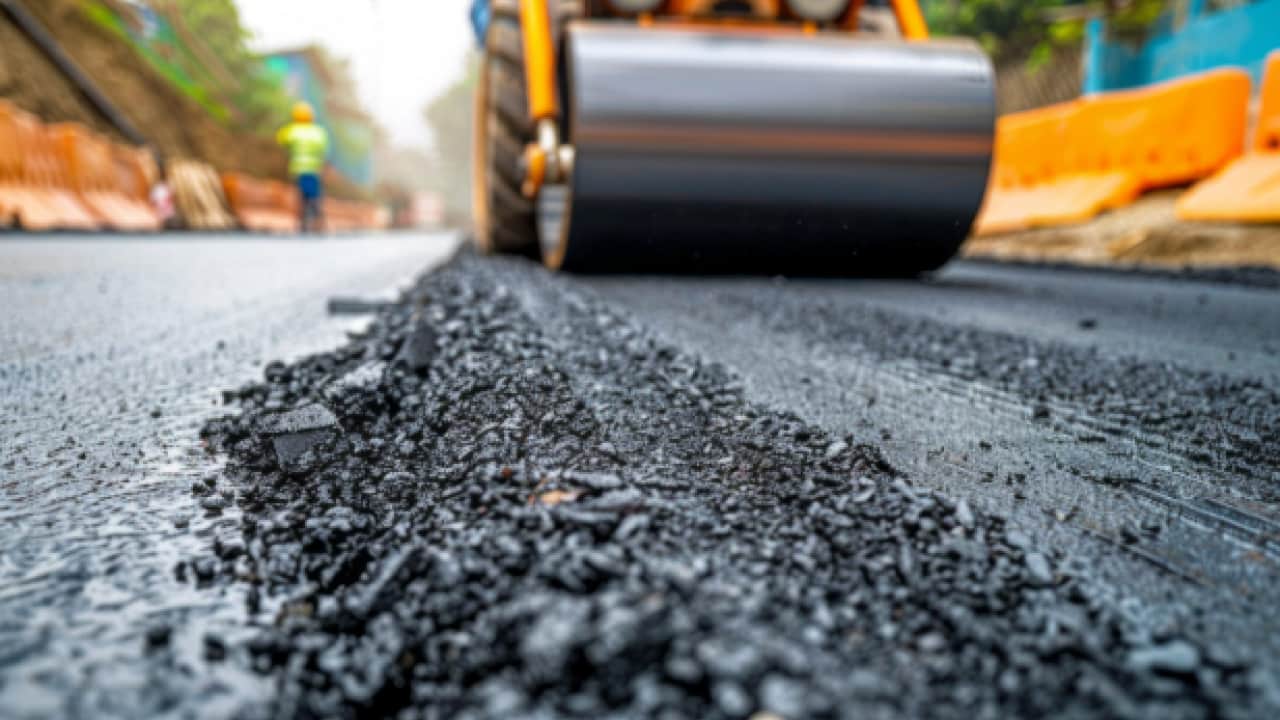 Foto - Yol yapımında ilginç yöntem: Asfaltın içinde koydukları şaşırttı!
