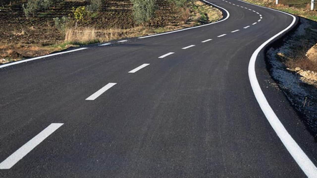 Foto - Yol yapımında ilginç yöntem: Asfaltın içinde koydukları şaşırttı!