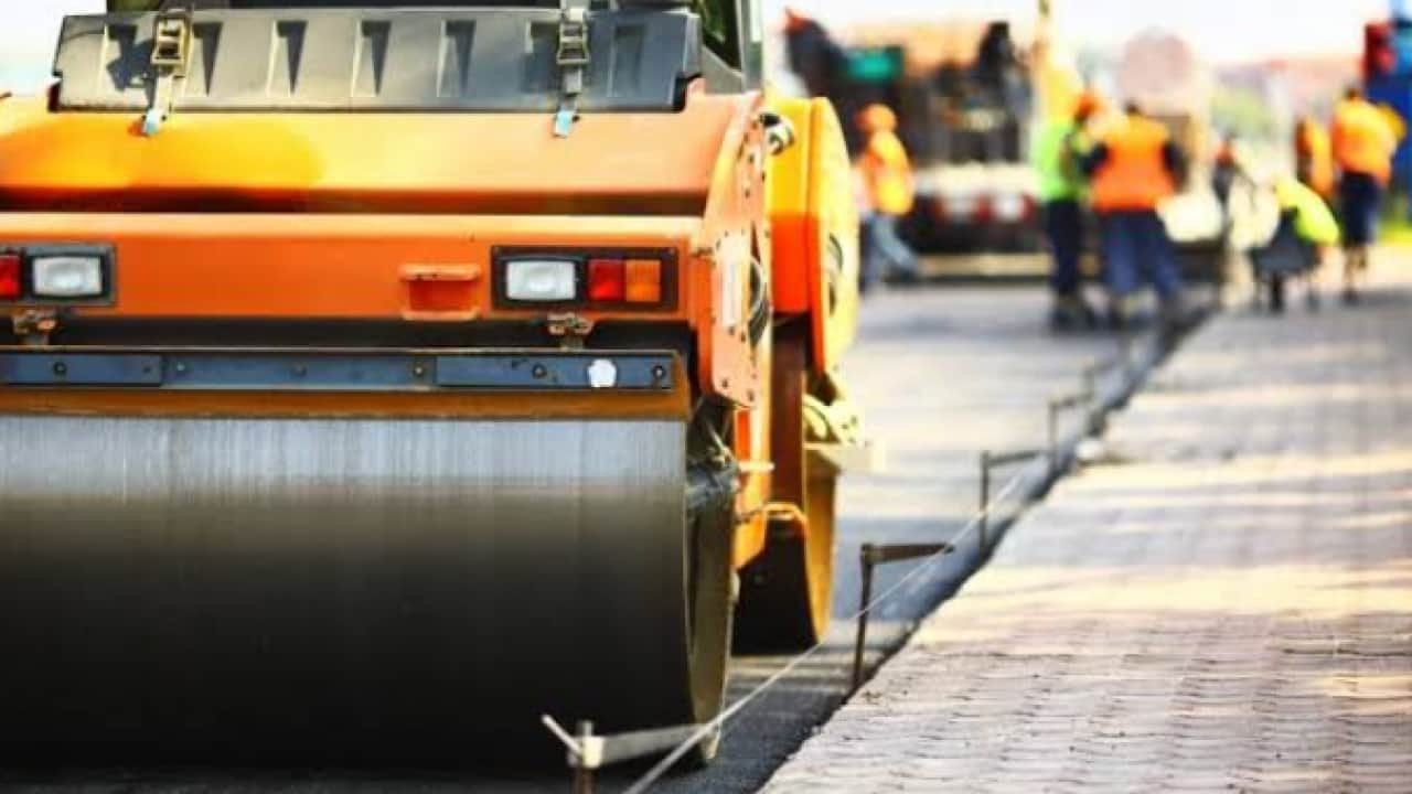 Foto - Yol yapımında ilginç yöntem: Asfaltın içinde koydukları şaşırttı!