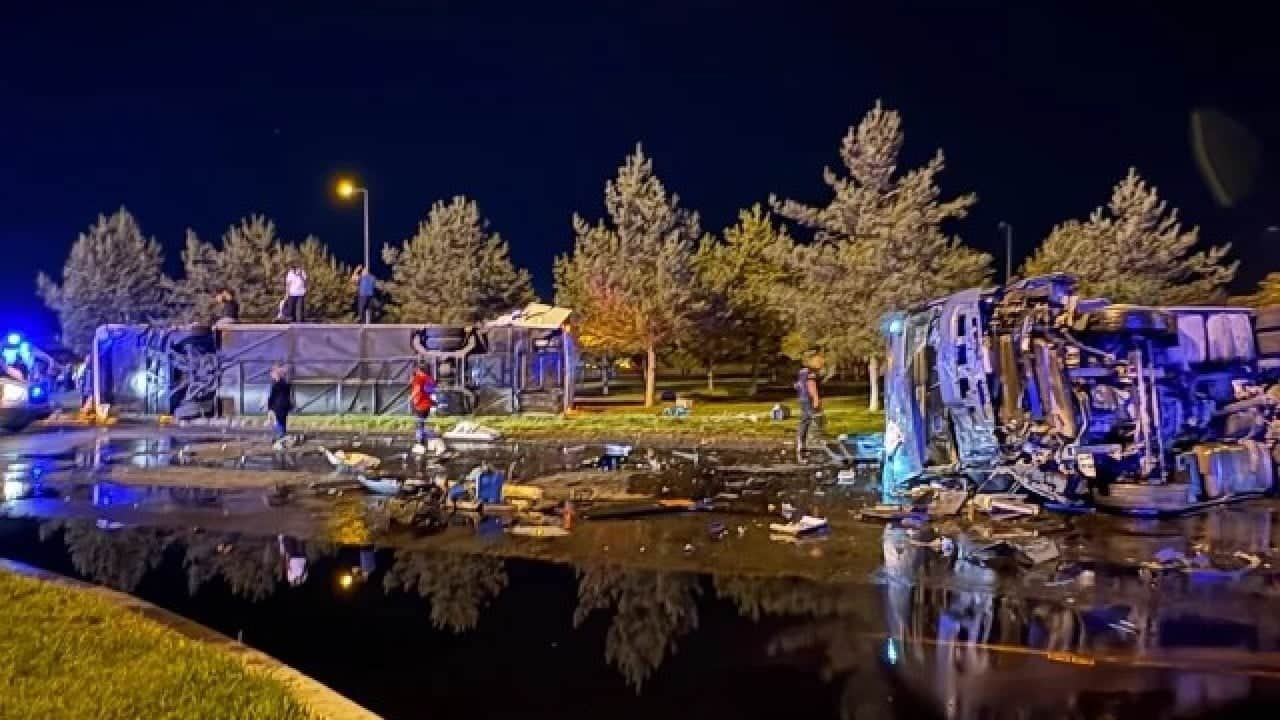 Foto - Yolcu otobüsü ile yakıt tankeri çarpıştı: 30 yaralı!