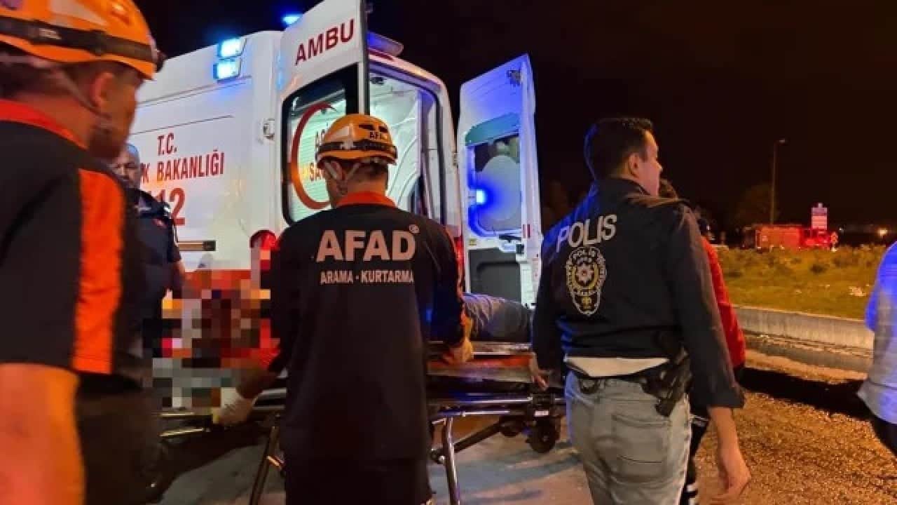 Foto - Yolcu otobüsü ile yakıt tankeri çarpıştı: 30 yaralı!