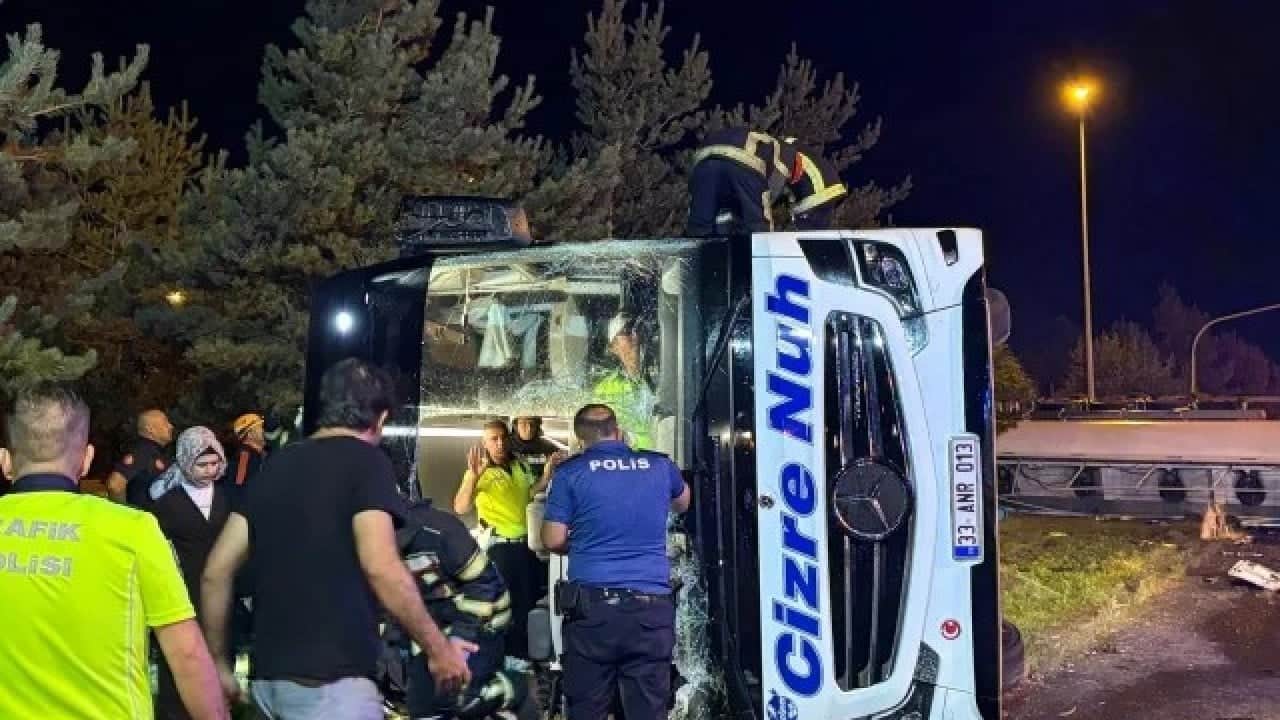 Foto - Yolcu otobüsü ile yakıt tankeri çarpıştı: 30 yaralı!