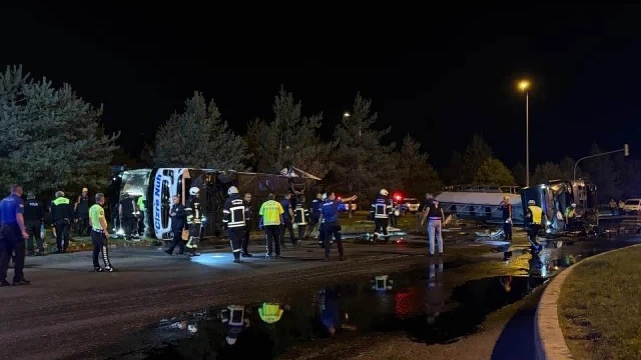 Foto - Yolcu otobüsü ile yakıt tankeri çarpıştı: 30 yaralı!