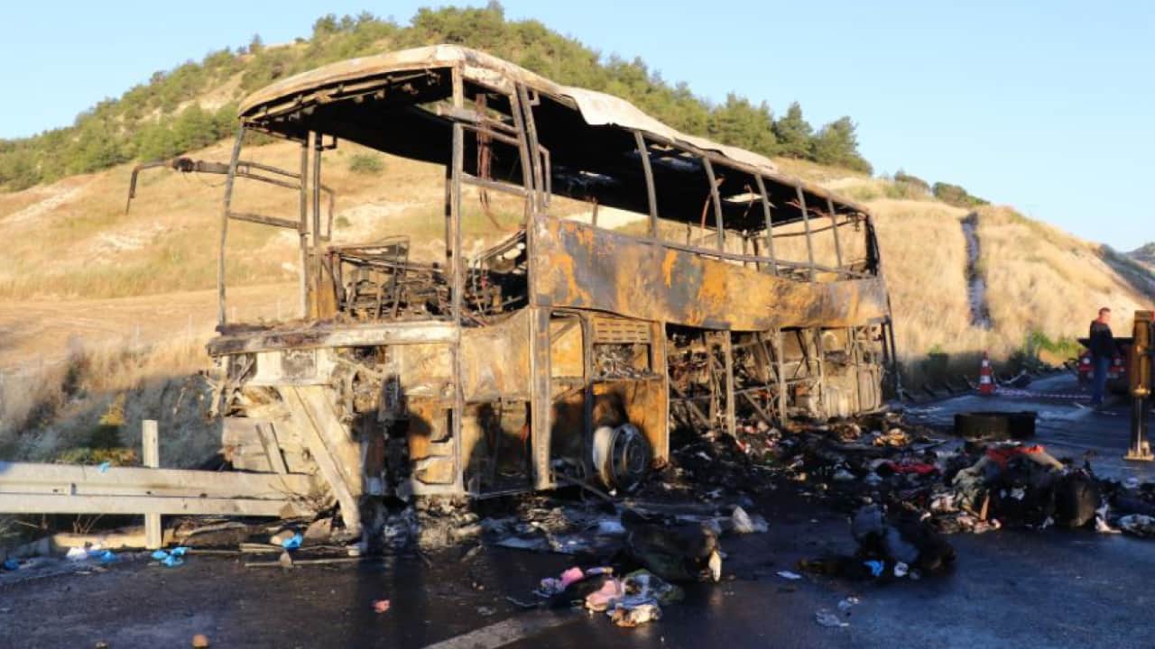 Yolcu otobüsü yangınla birlikte küle döndü! 8 can gitti, geriye enkaz kaldı! Dehşetin boyutu gün ağarınca ortaya çıktı 