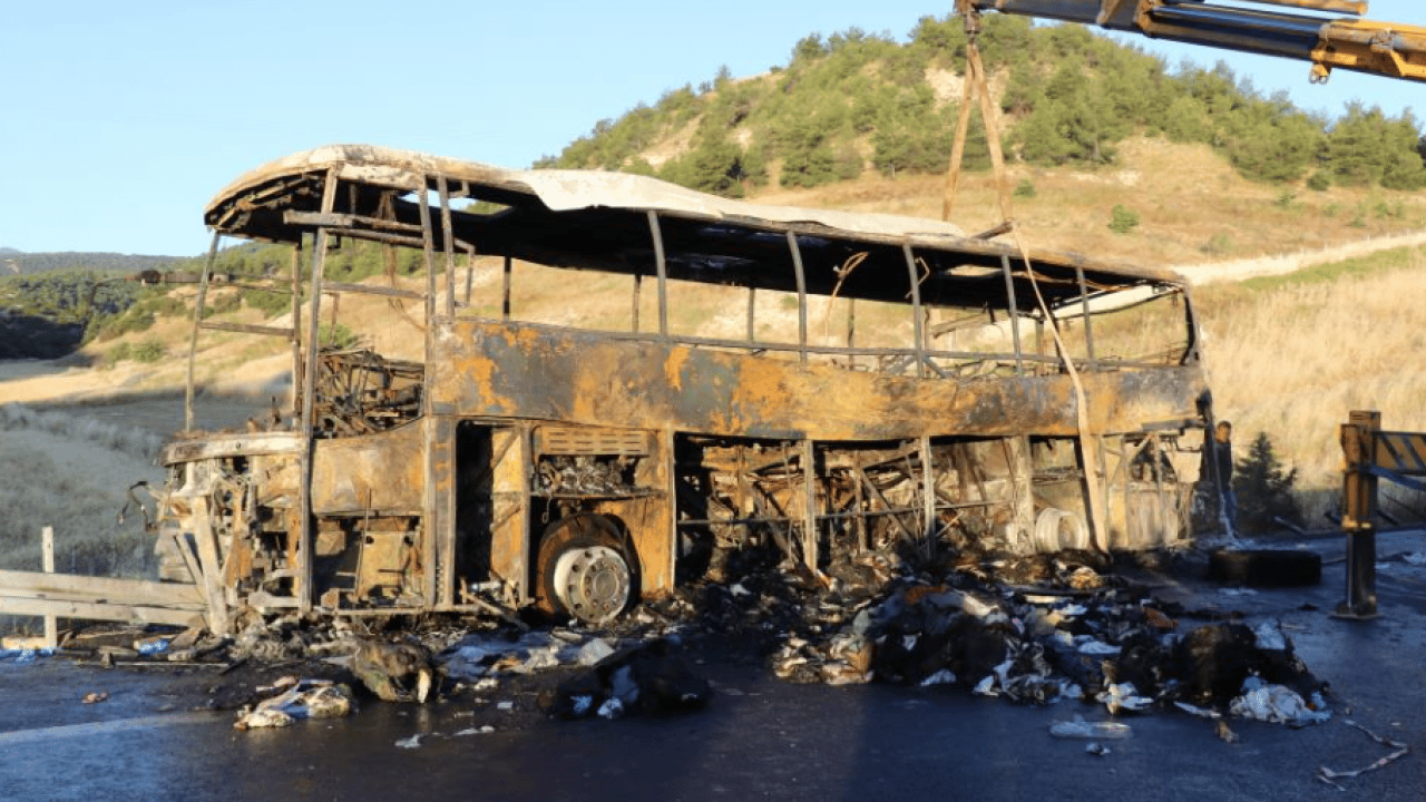 Foto - Yolcu otobüsü yangınla birlikte küle döndü! 8 can gitti, geriye enkaz kaldı! Dehşetin boyutu gün ağarınca ortaya çıktı 