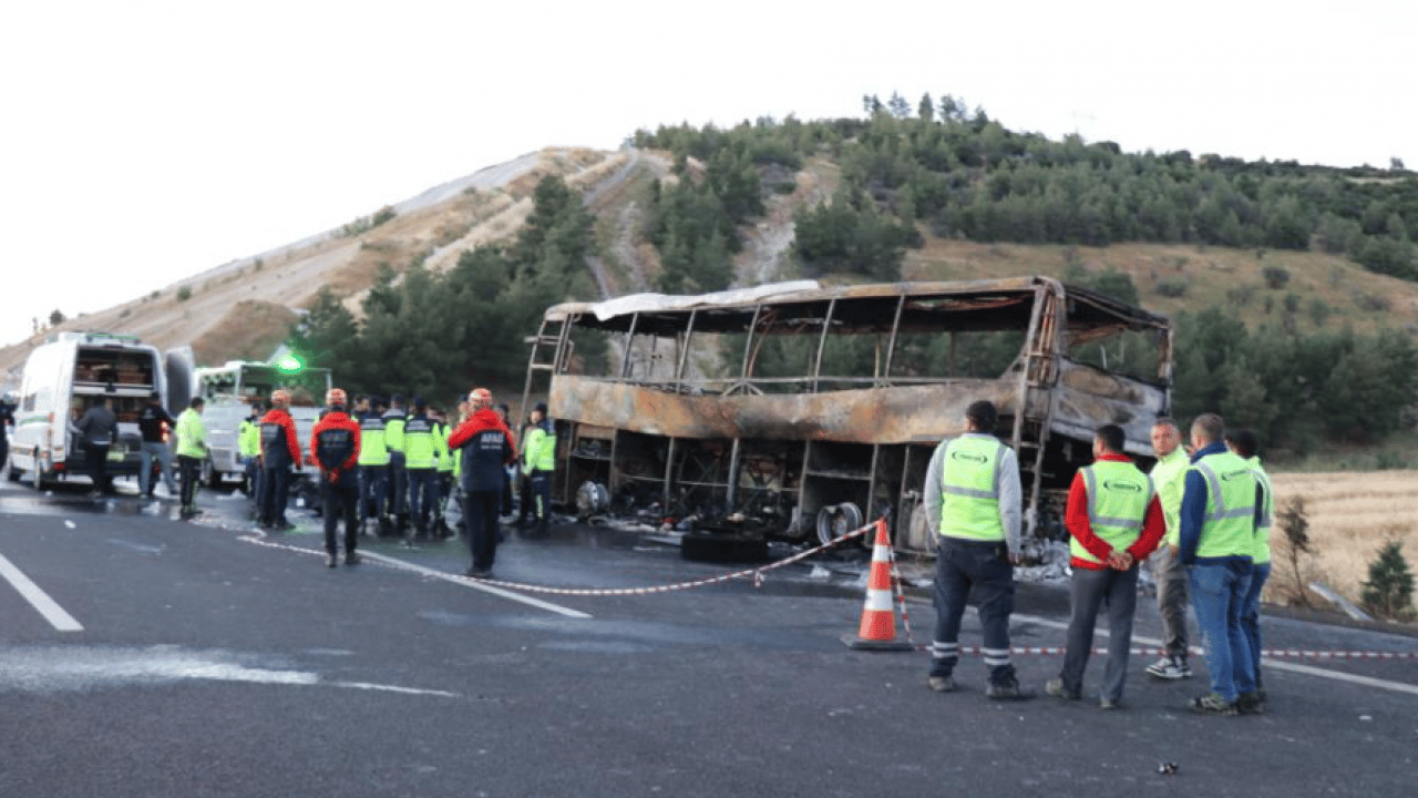 Foto - Yolcu otobüsü yangınla birlikte küle döndü! 8 can gitti, geriye enkaz kaldı! Dehşetin boyutu gün ağarınca ortaya çıktı 