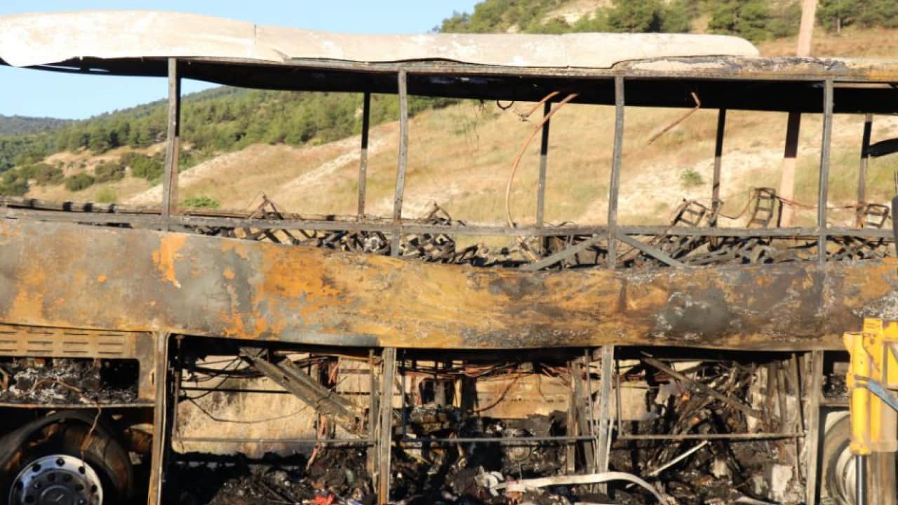 Foto - Yolcu otobüsü yangınla birlikte küle döndü! 8 can gitti, geriye enkaz kaldı! Dehşetin boyutu gün ağarınca ortaya çıktı 