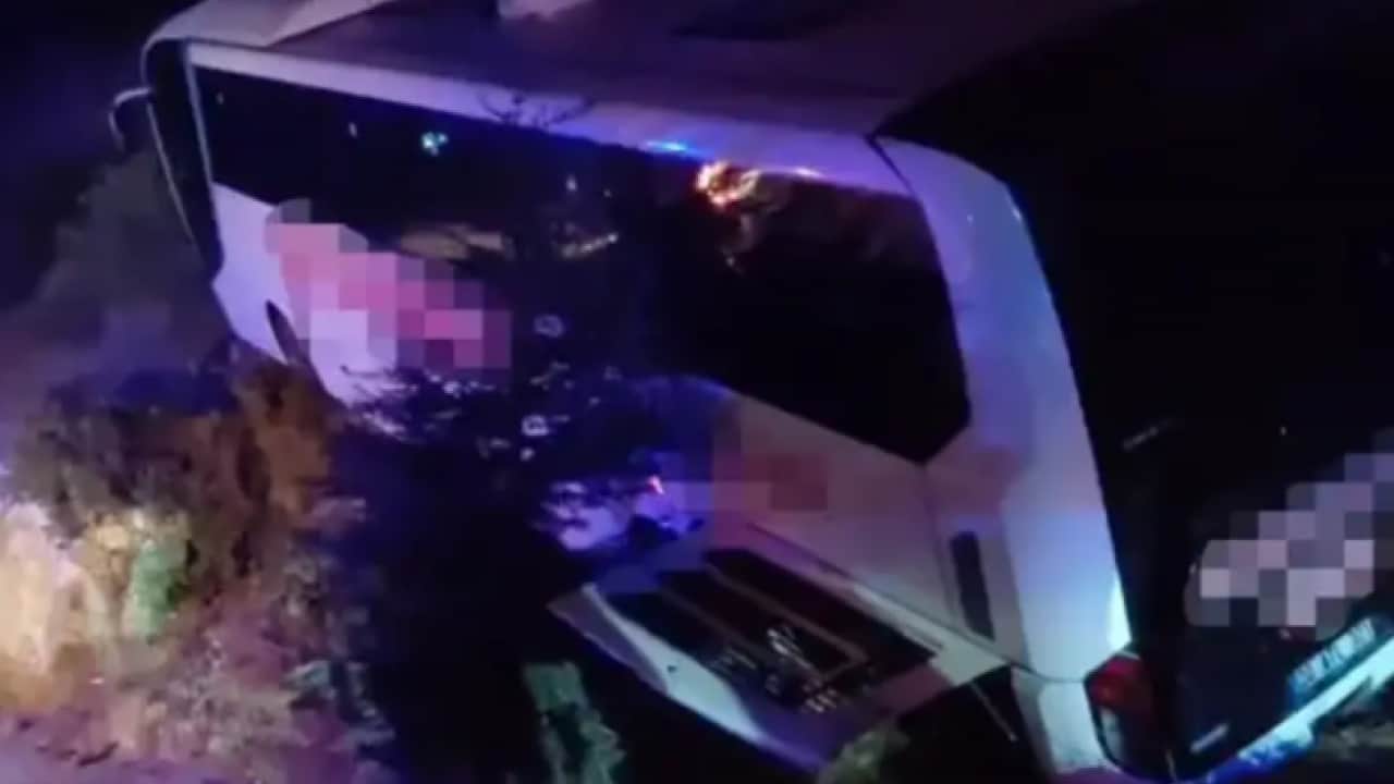 Yolcu otobüsü yoldan çıktı: Çok sayıda yaralı var!