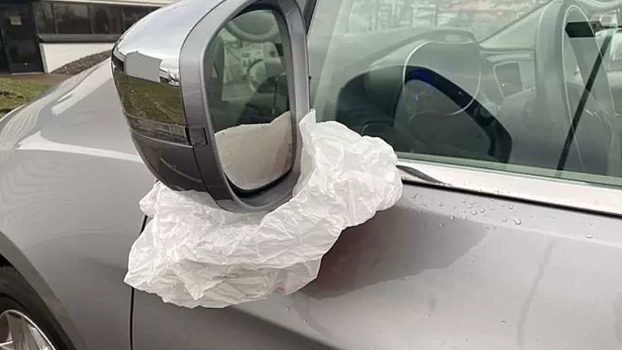 Foto - Yolda aynasına poşet takılı bir araç görürseniz hemen polisi arayın! 