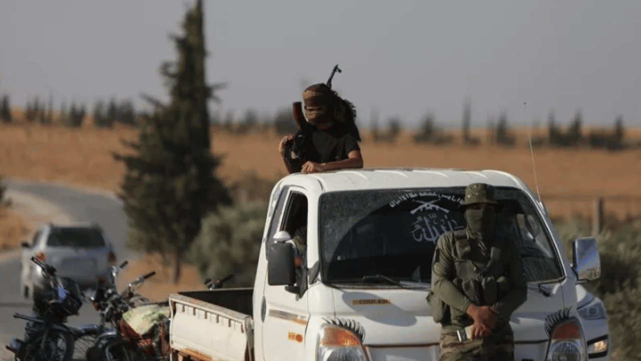Foto - YPG silah bırakıp kendini feshetti! Dünya basını: Bölgede taşlar yerinden oynayacak
