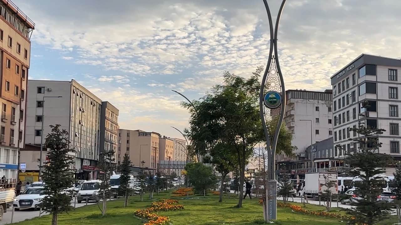 Foto - Yüksekova semalarında nadir anlar! Gökyüzüne bakan telefonuna sarıldı