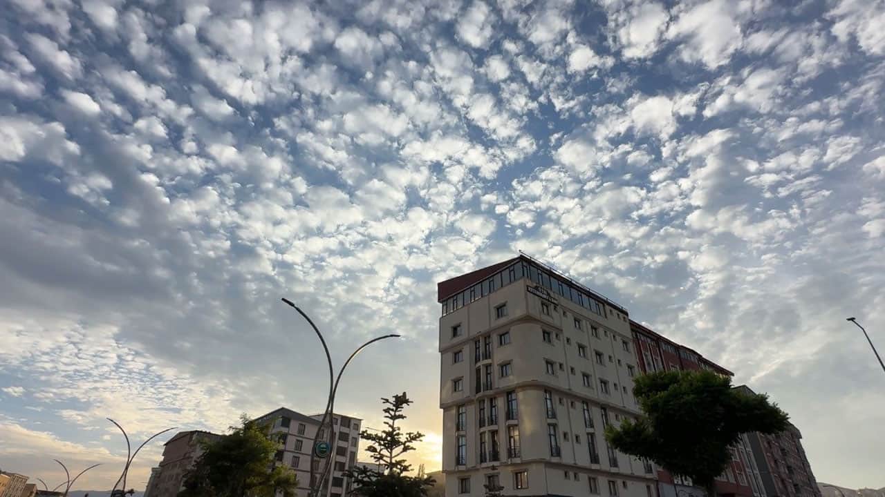 Foto - Yüksekova semalarında nadir anlar! Gökyüzüne bakan telefonuna sarıldı