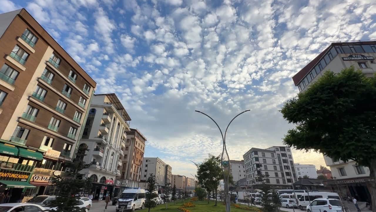 Yüksekova semalarında nadir anlar! Gökyüzüne bakan telefonuna sarıldı