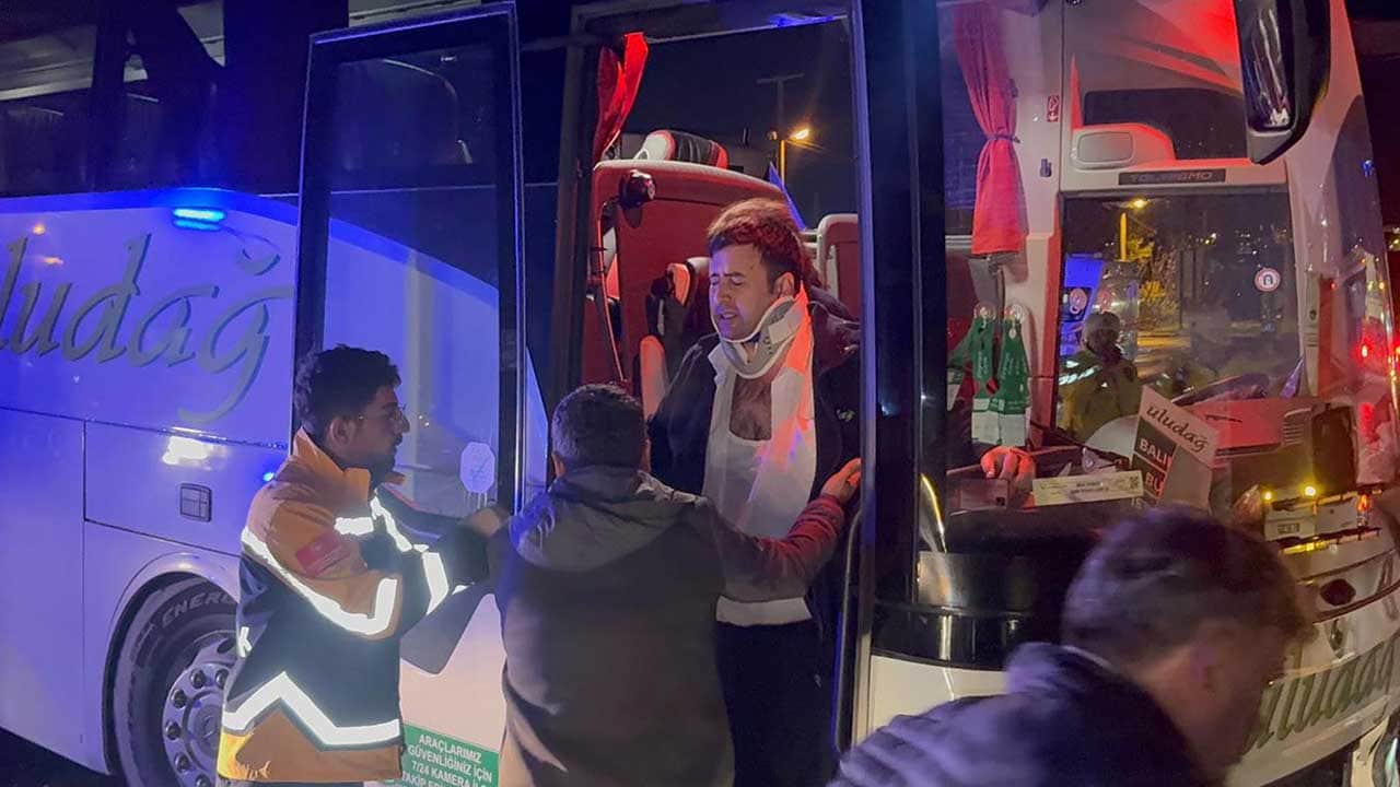 Foto - Yürekler ağza geldi! Yolcu otobüsü ile halk otobüsü çarpıştı: Çok sayıda yaralı var