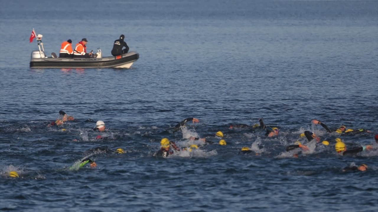 Foto - Yüzme, bisiklet ve koşu! ‘2026 Gelibolu Triatlonu’ başladı