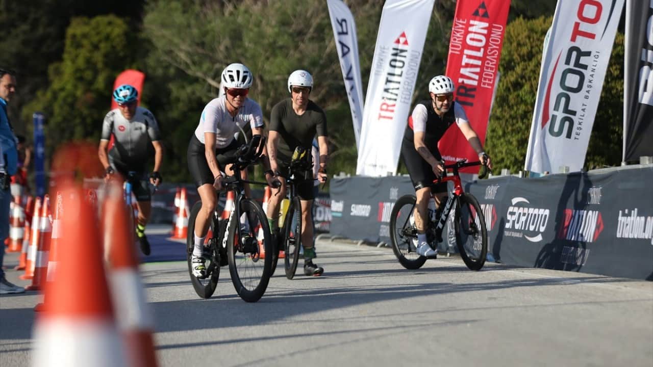 Foto - Yüzme, bisiklet ve koşu! ‘2026 Gelibolu Triatlonu’ başladı
