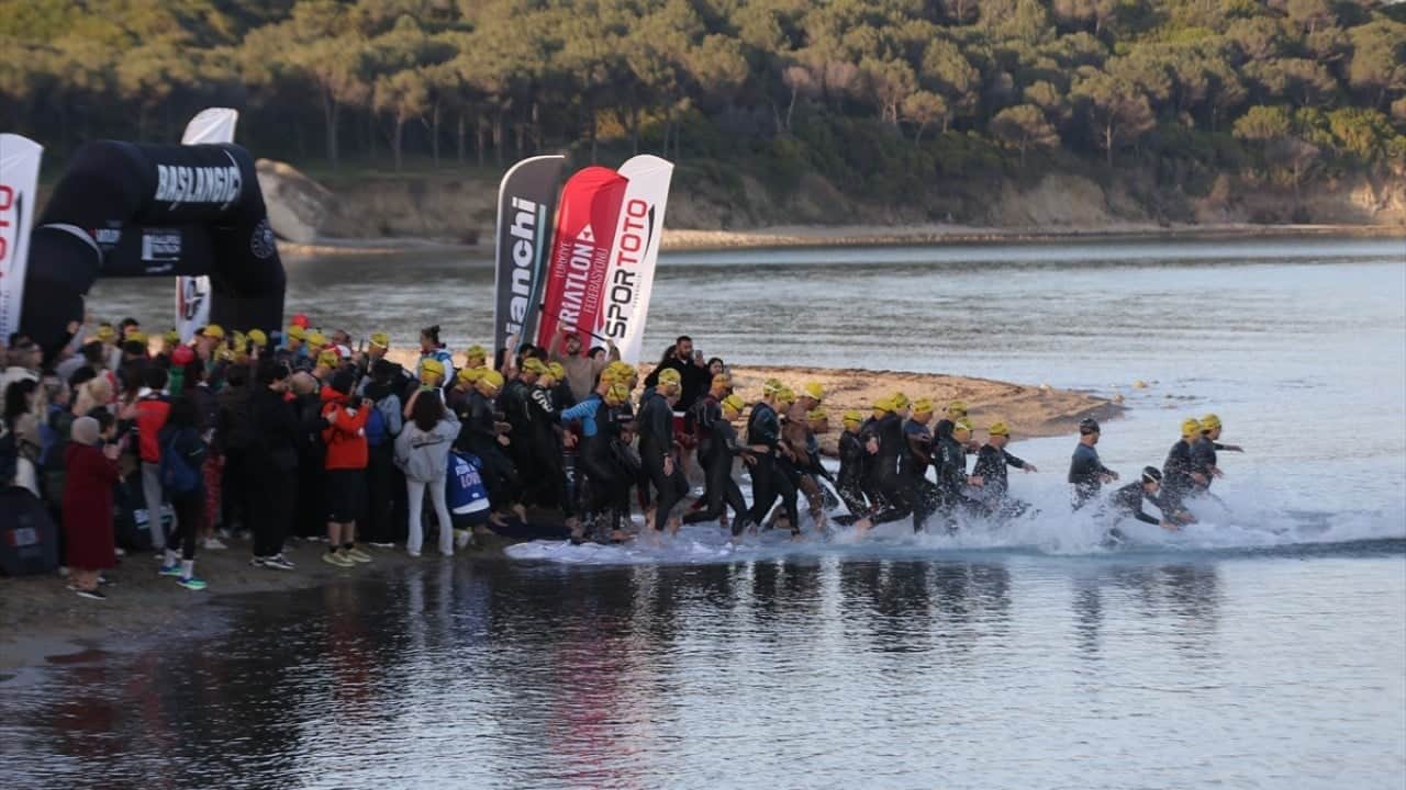 Yüzme, bisiklet ve koşu! ‘2026 Gelibolu Triatlonu’ başladı