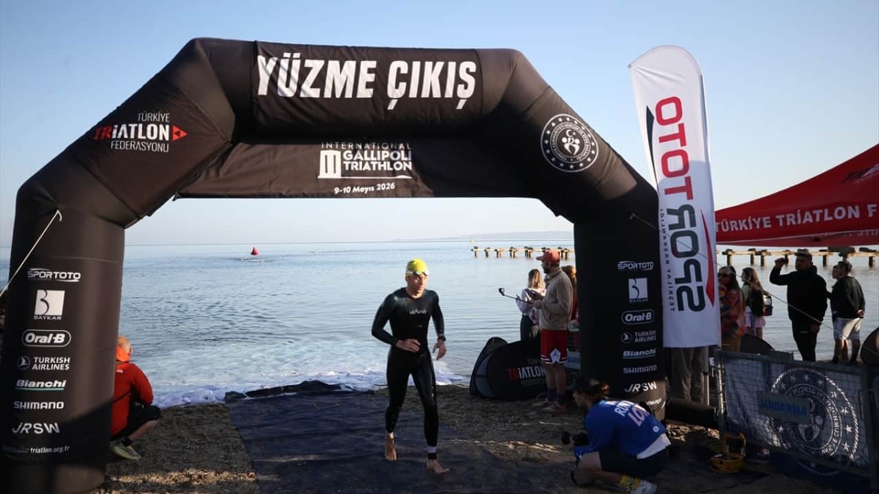 Foto - Yüzme, bisiklet ve koşu! ‘2026 Gelibolu Triatlonu’ başladı