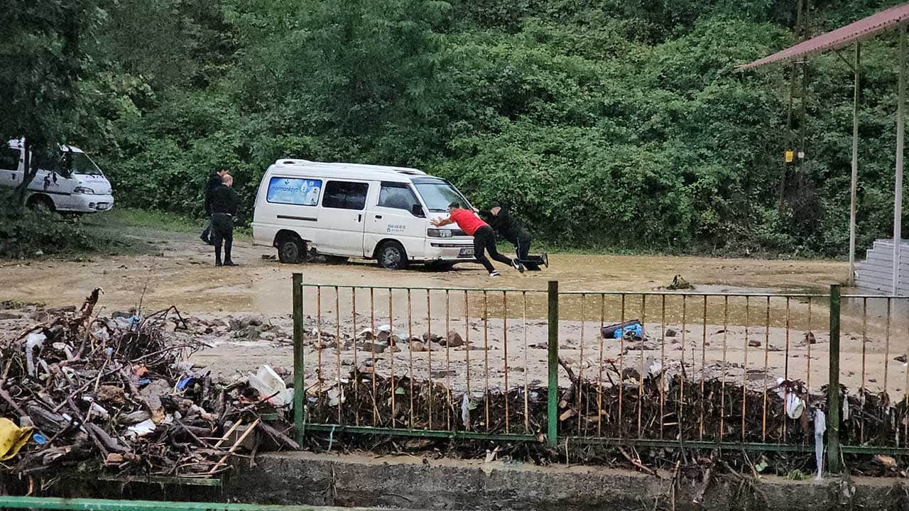 Foto - Zonguldak'ta etkili olan sağanak su baskınlarına neden oldu! Dere taştı, sanayi sitesi çamur ve molozla kaplandı!